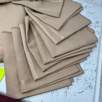 Round Tablecloth with matching napkins & placemats