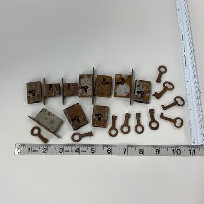 -116- COLLECTIBLE | Small Door Locks & Keys