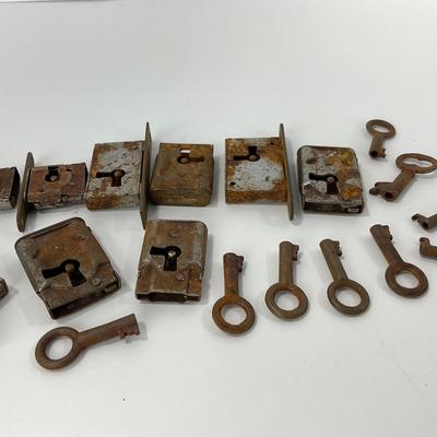 -116- COLLECTIBLE | Small Door Locks & Keys