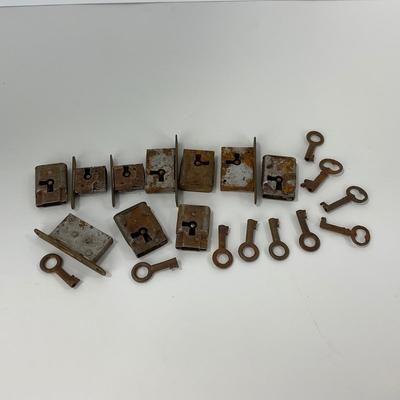 -116- COLLECTIBLE | Small Door Locks & Keys