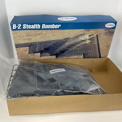 -128- MODEL | B-2 Stealth Bomber Model Kit 1:72 Scale