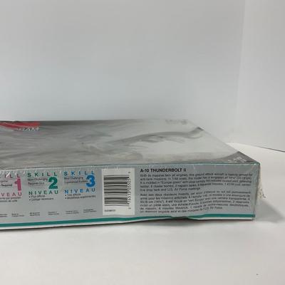-132- MODEL | Sealed Monogram A-10 Thunderbolt II Model Kit 1:48 Scale