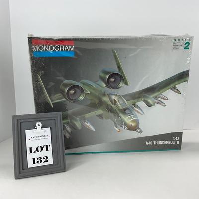 -132- MODEL | Sealed Monogram A-10 Thunderbolt II Model Kit 1:48 Scale