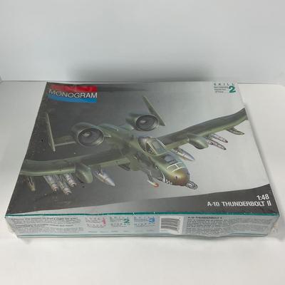 -132- MODEL | Sealed Monogram A-10 Thunderbolt II Model Kit 1:48 Scale