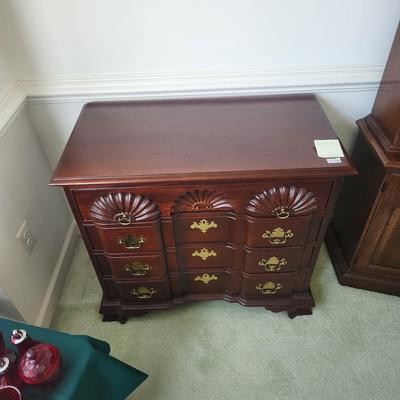Lineage Chippendale Block Front  Bachelor Chest Shell Carving 36x19x32