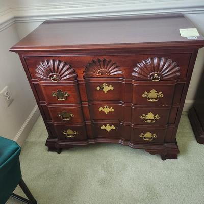 Lineage Chippendale Block Front  Bachelor Chest Shell Carving 36x19x32