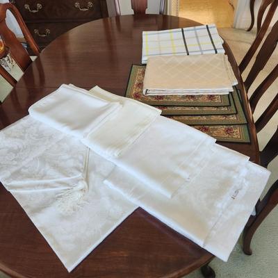 Lot of Tablecloths and  Placemats  Waterford, Nobleslen