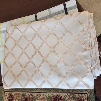 Lot of Tablecloths and  Placemats  Waterford, Nobleslen