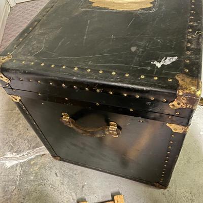 Large Trunk With Key (S-MG)