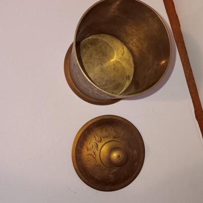 Brass gong and brass World gift Z.Y. India lidded canister