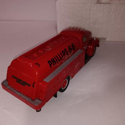 Phillips Petroleum Company 1957 International R-190 with fuel tanker 1/34" Die Cast With box