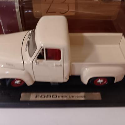 Collection Ford Pickup Die Cast metal 1:18 With box.
