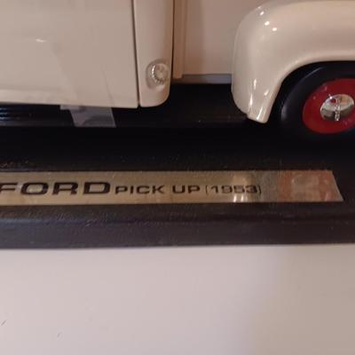 Collection Ford Pickup Die Cast metal 1:18 With box.