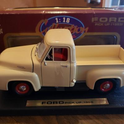 Collection Ford Pickup Die Cast metal 1:18 With box.
