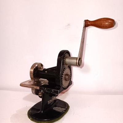RARE-Singer-Cast Iron-Handle Crank Crimp Machine Deep Groove WORKING!