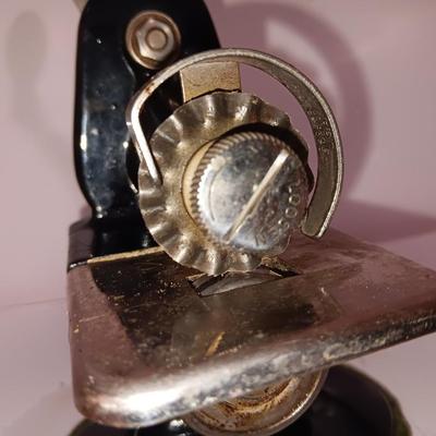 RARE-Singer-Cast Iron-Handle Crank Crimp Machine Deep Groove WORKING!