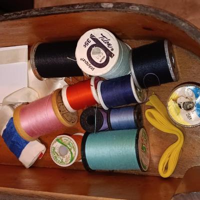 Beautiful complete, Antique The Free Sewing treadle machine Working! With accessories
