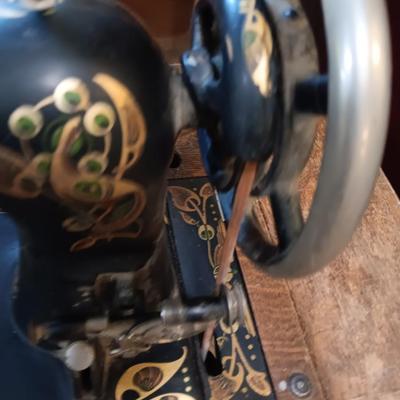 Beautiful complete, Antique The Free Sewing treadle machine Working! With accessories