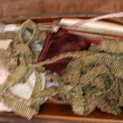 Beautiful complete, Antique The Free Sewing treadle machine Working! With accessories