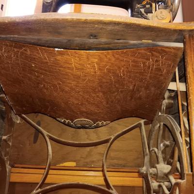 Beautiful complete, Antique The Free Sewing treadle machine Working! With accessories