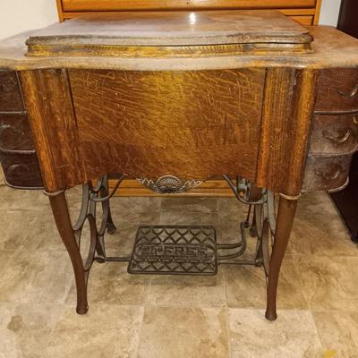 Beautiful complete, Antique The Free Sewing treadle machine Working! With accessories