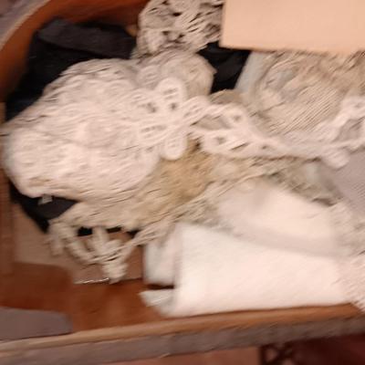 Beautiful complete, Antique The Free Sewing treadle machine Working! With accessories