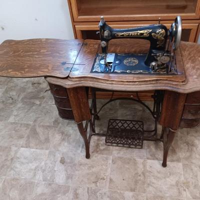 Beautiful complete, Antique The Free Sewing treadle machine Working! With accessories