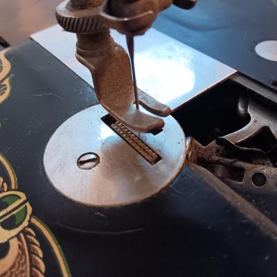 Beautiful complete, Antique The Free Sewing treadle machine Working! With accessories