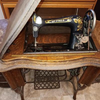 Beautiful complete, Antique The Free Sewing treadle machine Working! With accessories
