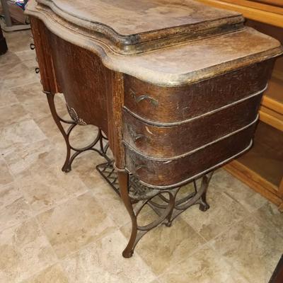 Beautiful complete, Antique The Free Sewing treadle machine Working! With accessories