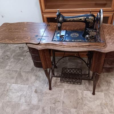 Beautiful complete, Antique The Free Sewing treadle machine Working! With accessories
