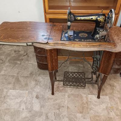 Beautiful complete, Antique The Free Sewing treadle machine Working! With accessories