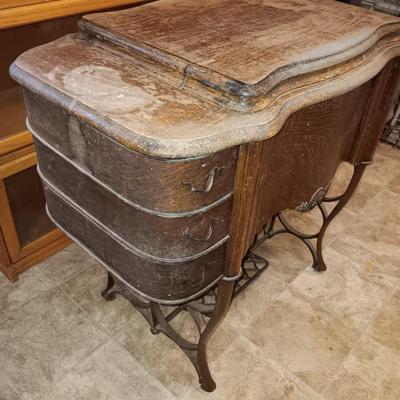 Beautiful complete, Antique The Free Sewing treadle machine Working! With accessories