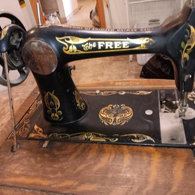 Beautiful complete, Antique The Free Sewing treadle machine Working! With accessories