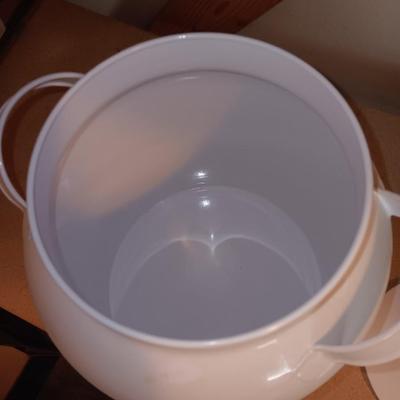 Enamel like beverage dispenser with lid