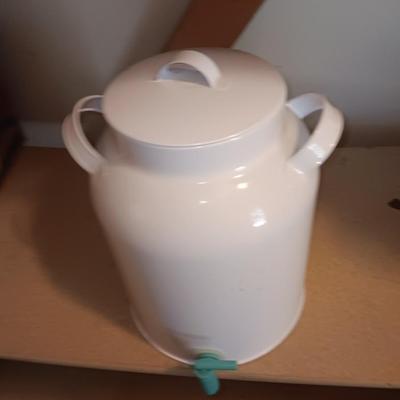 Enamel like beverage dispenser with lid