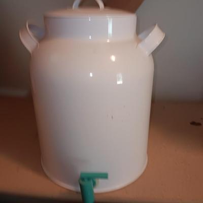 Enamel like beverage dispenser with lid