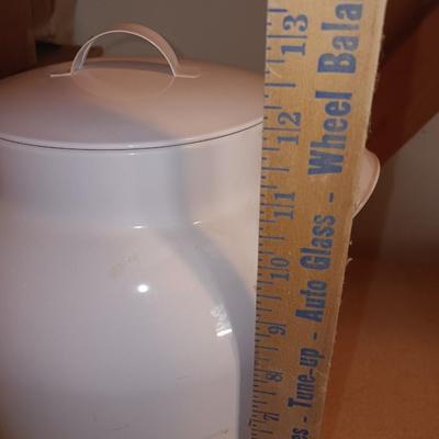 Enamel like beverage dispenser with lid