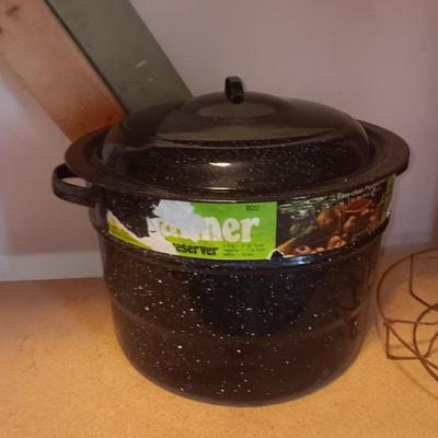 Large Enamel preserver pot with lid and cheese cloth 21 Quart