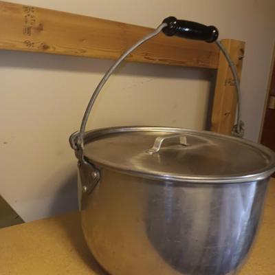 Wear-Ever No. 2667 Aluminum pot with lid