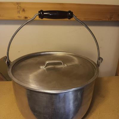 Wear-Ever No. 2667 Aluminum pot with lid