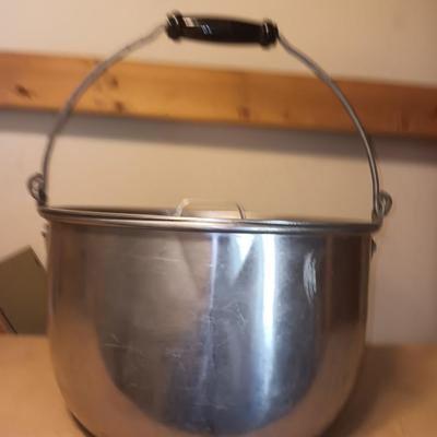 Wear-Ever No. 2667 Aluminum pot with lid