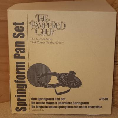 Brand new and still sealed Pampered Chef Springform pan set