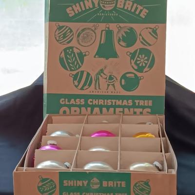 Shiny Brite Christmas ornament glass bulbs in Collectible box Vintage Christmas
