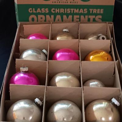 Shiny Brite Christmas ornament glass bulbs in Collectible box Vintage Christmas
