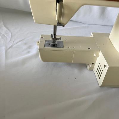 Singer Sewing Machine & Accessories (B1-MG)