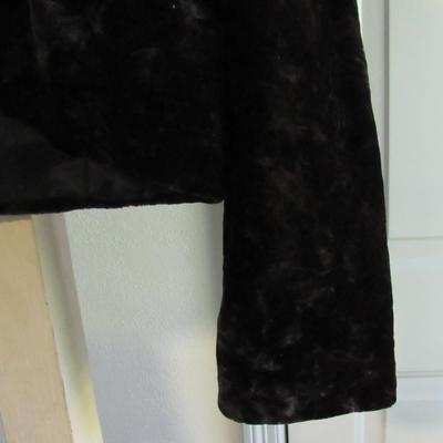 Lot 70: Vintage Ladies Black Velvet Long Sleeved Short Cape Jacket