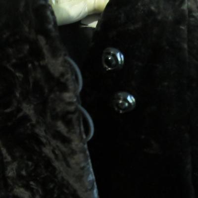 Lot 70: Vintage Ladies Black Velvet Long Sleeved Short Cape Jacket