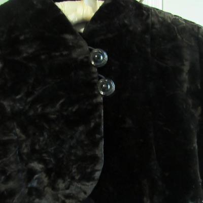 Lot 70: Vintage Ladies Black Velvet Long Sleeved Short Cape Jacket