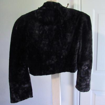 Lot 70: Vintage Ladies Black Velvet Long Sleeved Short Cape Jacket